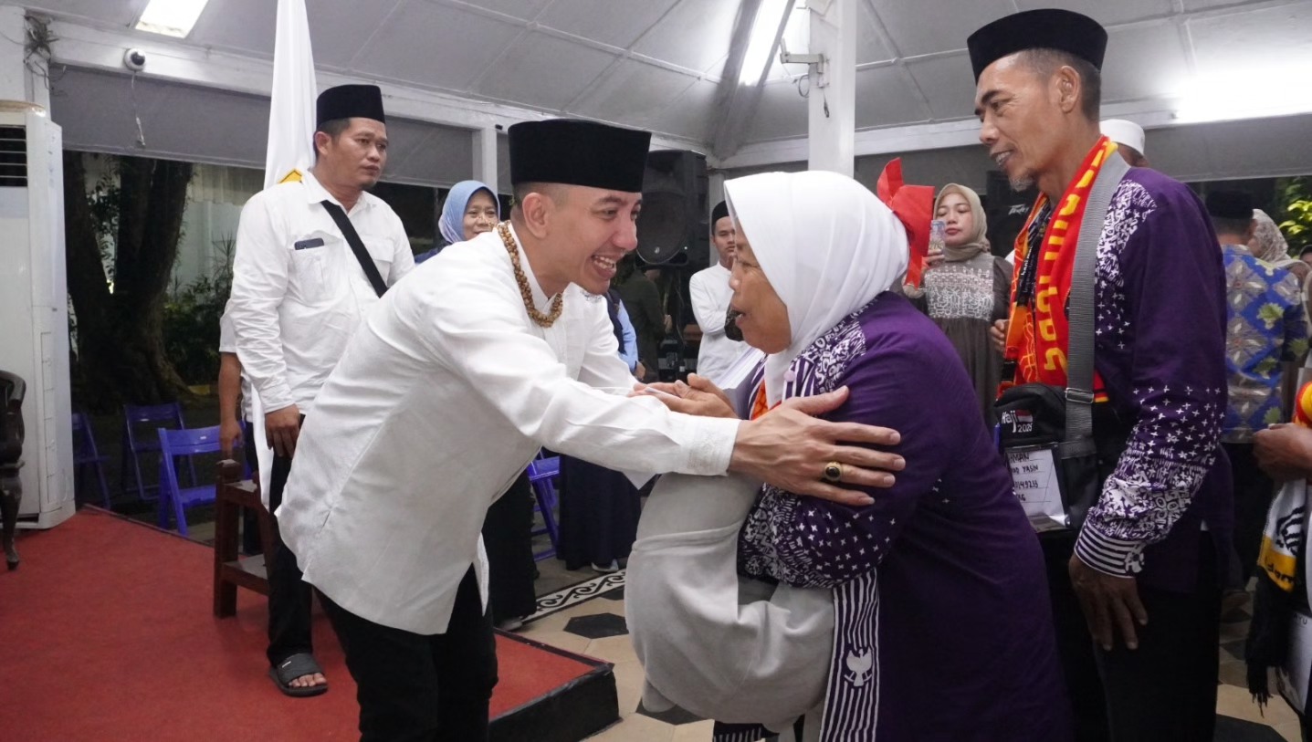 Bupati Lepas 176 Jemaah Calon Haji Kloter 49 Tahun 2025