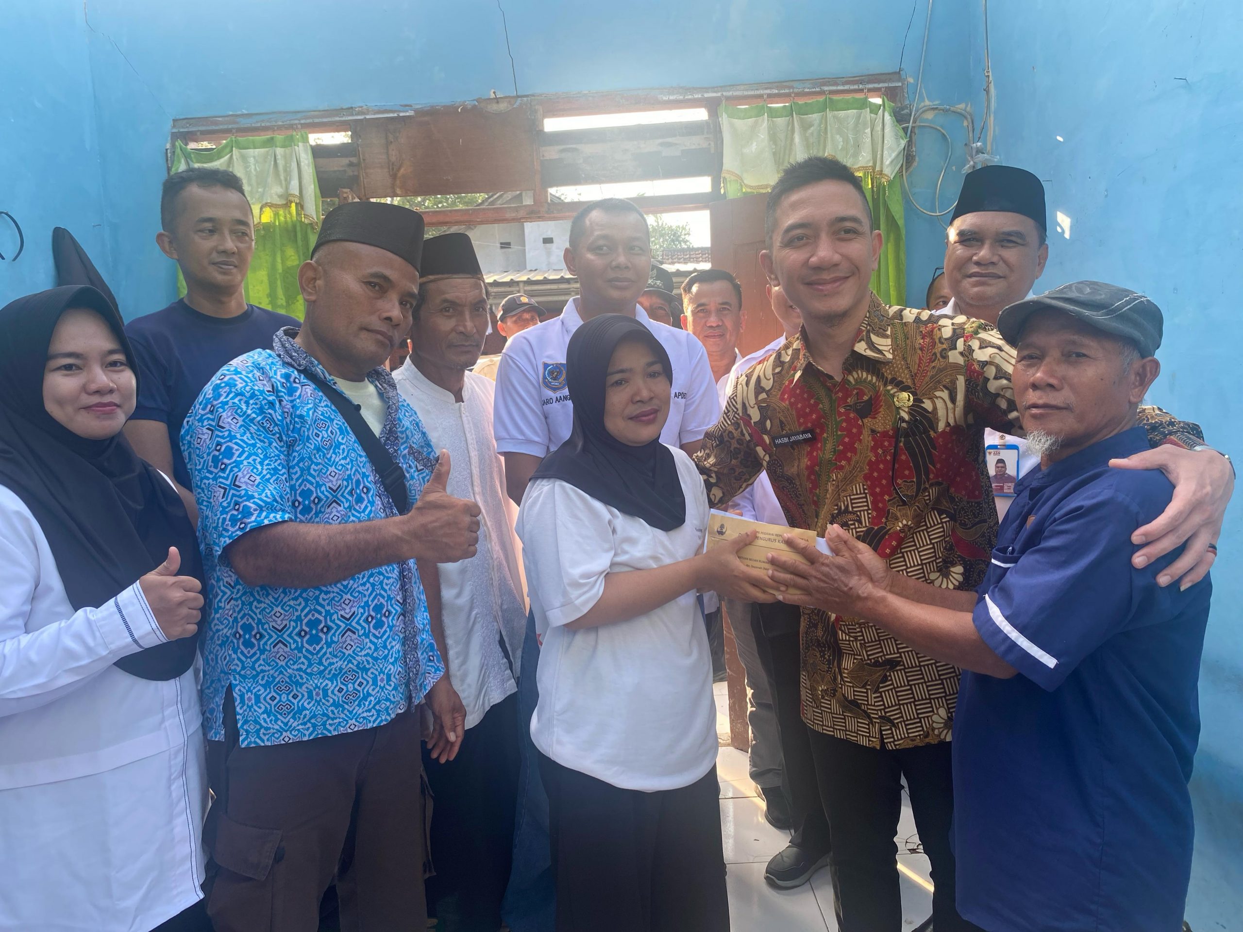 Bupati Salurkan Bantuan Perbaikan Rumah untuk Korban Angin Kencang
