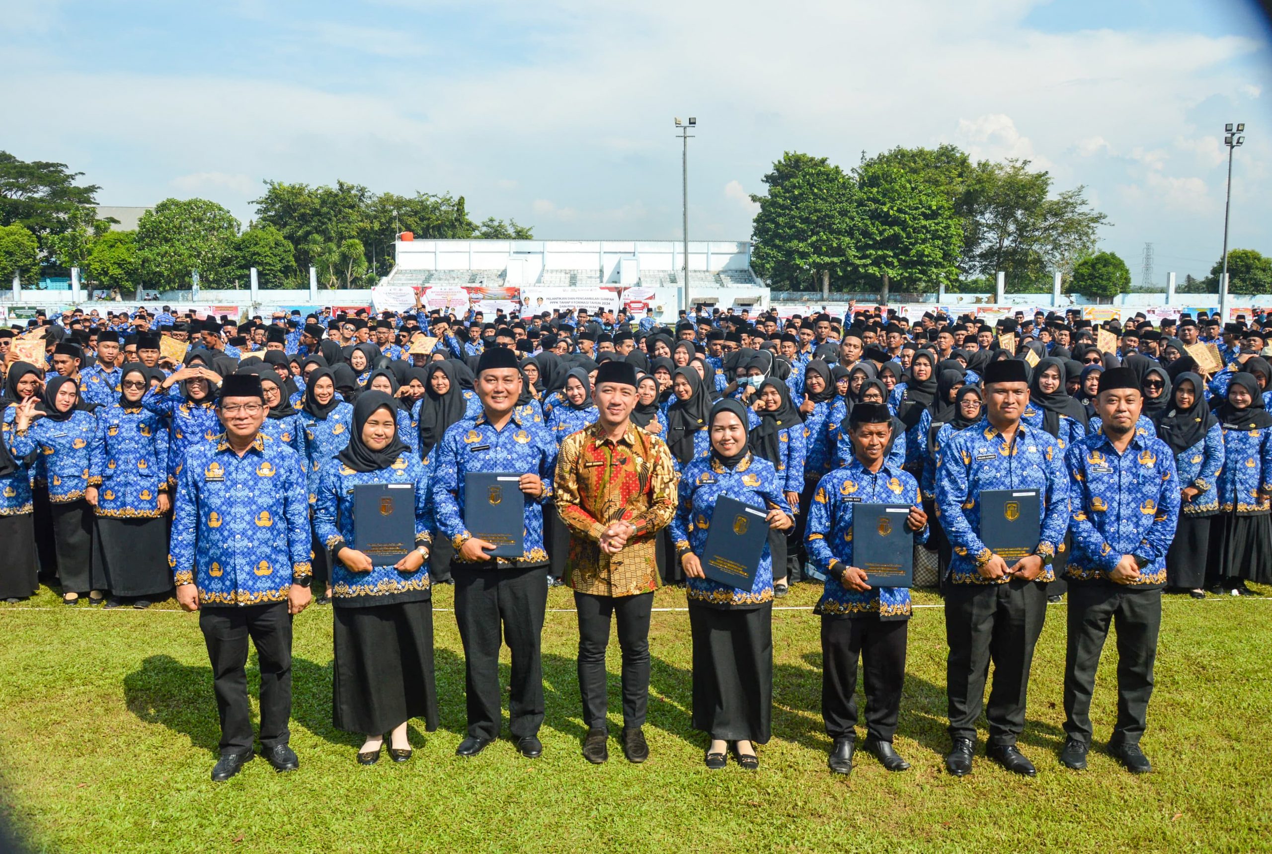 Bupati Hasbi Lantik 3.508 PPPK di Stadion Uwes Qorny